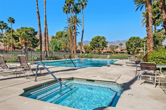 74 Tennis Club Dr, Rancho Mirage, CA 92270 - community pool featuring a patio, a community hot tub, a mountain view, and fence