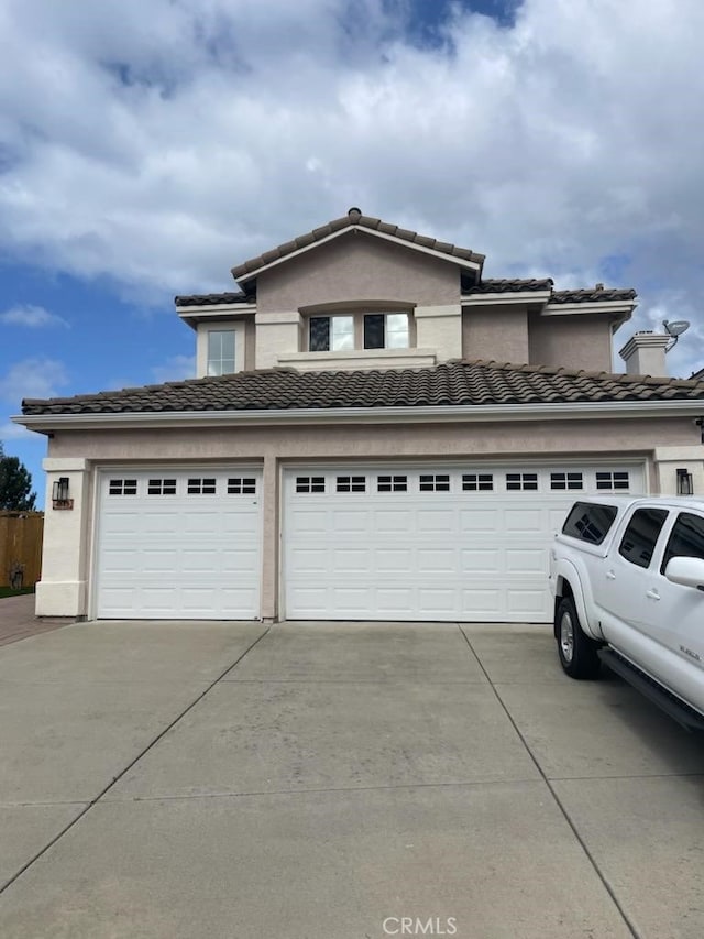 view of front facade featuring driveway
