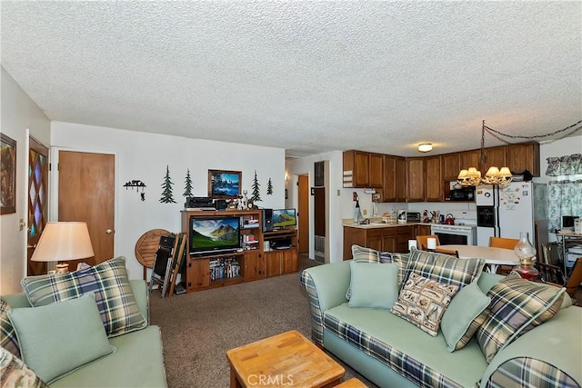 living room featuring a textured ceiling, an inviting chandelier, and carpet