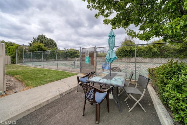 10710 El Camino Real Unit 26, Atascadero, CA 93422 - surrounding community featuring a lawn and fence