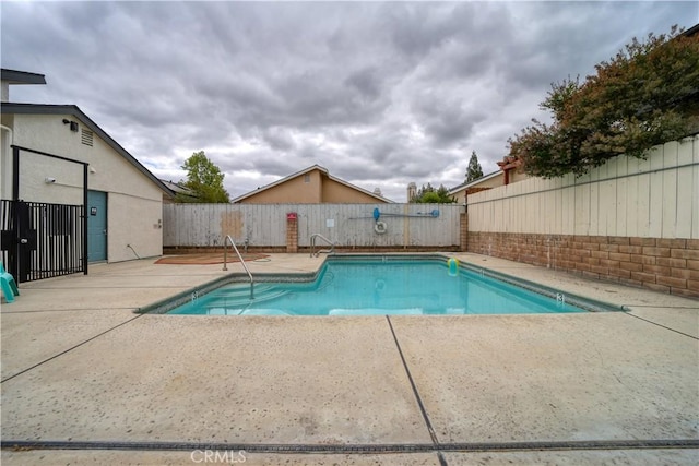 10710 El Camino Real Unit 26, Atascadero, CA 93422 - pool featuring a patio and a fenced backyard