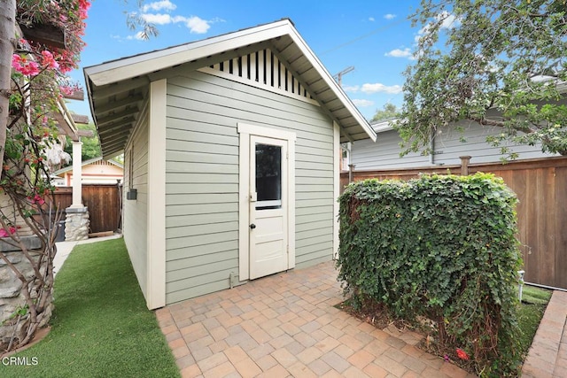 view of outdoor structure with an outdoor structure and a fenced backyard