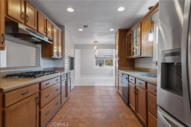 kitchen with appliances with stainless steel finishes, baseboards, under cabinet range hood, and decorative light fixtures