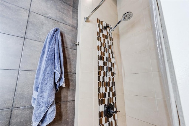 full bath with tiled shower