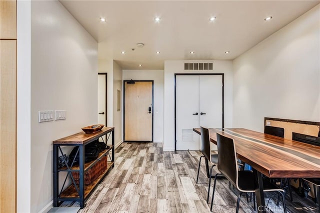 dining space with baseboards, visible vents, light wood-style flooring, and recessed lighting