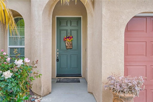 property entrance featuring stucco siding
