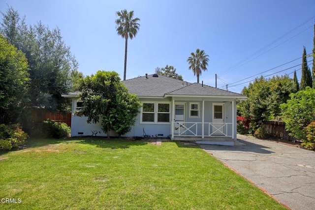 bungalow with a porch, a front lawn, a shingled roof, stucco siding, and fence