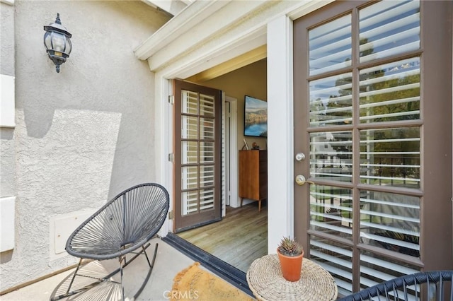 property entrance featuring stucco siding