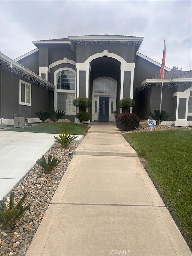 2041 Legends Ct, Merced, CA 95340 - view of front facade featuring stucco siding and a front yard