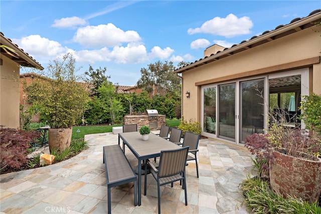 view of patio featuring outdoor dining space and an outdoor kitchen
