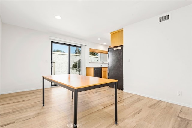 dining area with visible vents, recessed lighting, light wood-style floors, and baseboards