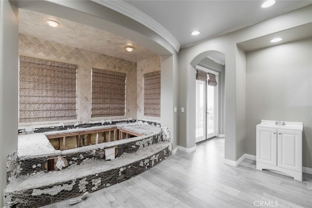 1059 Stowell Ranch Cir, Corona, CA 92881 - bathroom featuring wood finished floors, recessed lighting, and baseboards