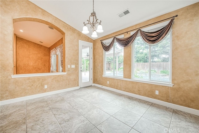 spare room featuring arched walkways, an inviting chandelier, vaulted ceiling, baseboards, and visible vents