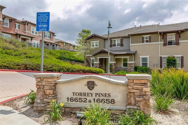 community sign featuring a residential view