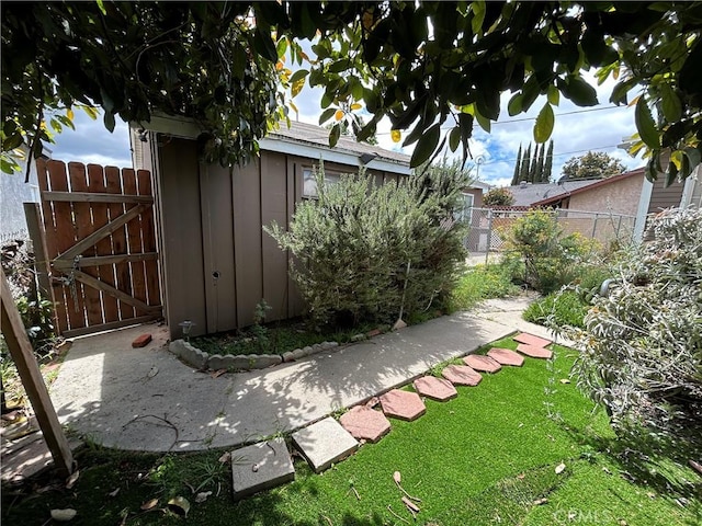 325 E 59th, Long Beach, CA 90805 - view of yard with a gate