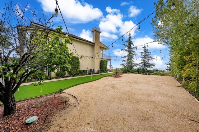 view of yard with a putting area