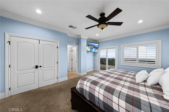 bedroom featuring carpet floors, recessed lighting, baseboards, crown molding, and ceiling fan