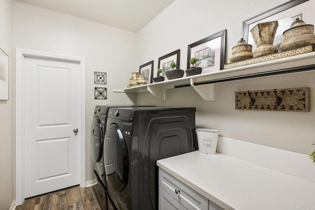 washroom with baseboards, dark wood-style floors, and independent washer and dryer