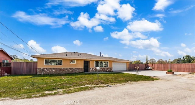 ranch-style home featuring fence, a front lawn, brick siding, a garage, and driveway