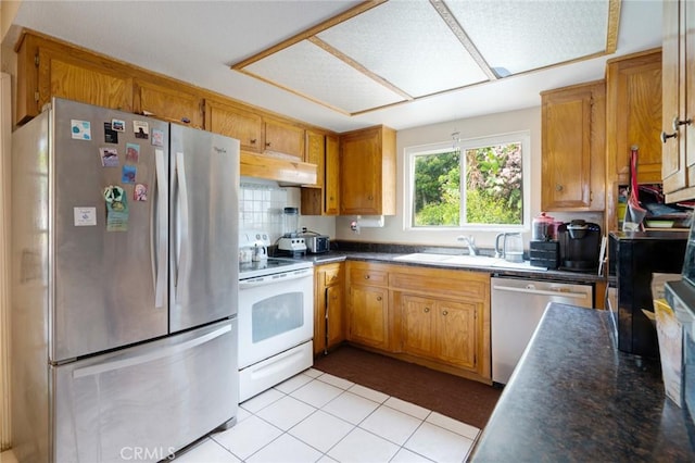 24851 Stem Ave, Lake Forest, CA 92630 - kitchen featuring stainless steel appliances, under cabinet range hood, a sink, and dark countertops