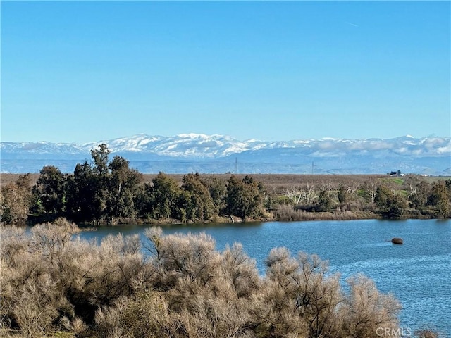 water view featuring a mountain view