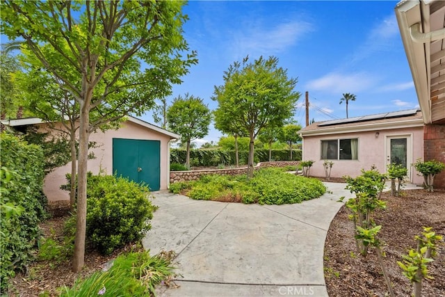 view of yard featuring an outdoor structure and a storage shed