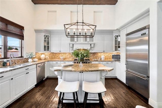 4301/2 Heliotrope Ave, Corona Del Mar, CA 92625 - kitchen featuring a sink, appliances with stainless steel finishes, a kitchen breakfast bar, and dark wood-type flooring
