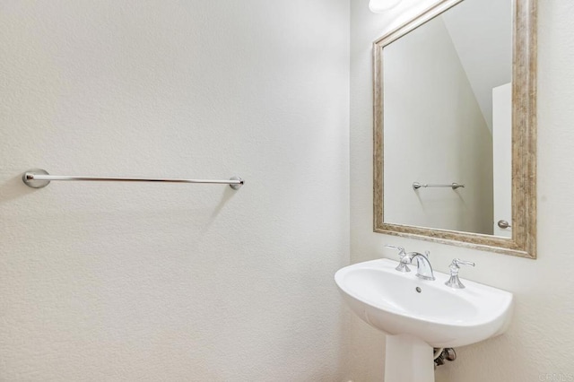 bathroom featuring a sink