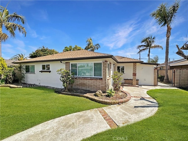 view of front of home featuring stucco siding, a front yard, and fence