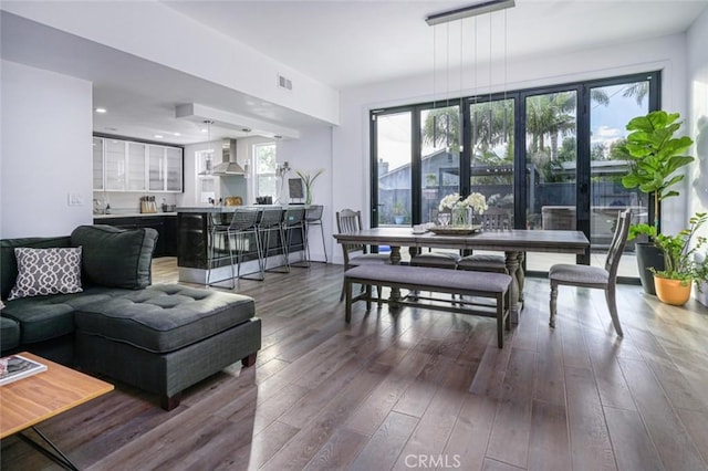 living room featuring visible vents, recessed lighting, and wood finished floors