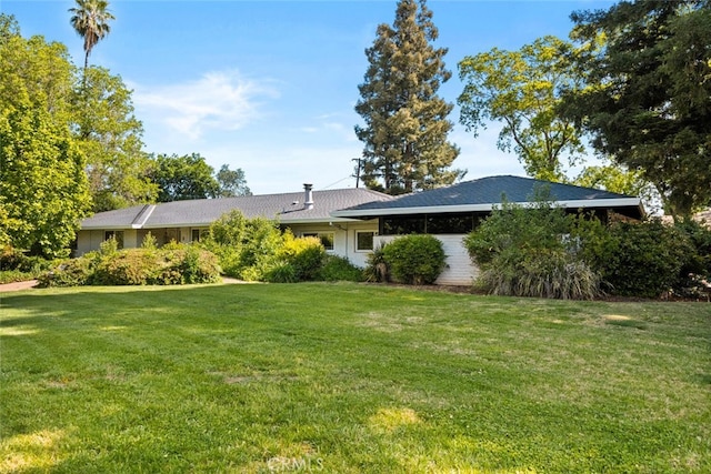 single story home with a front lawn