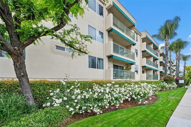 view of apartment building / complex