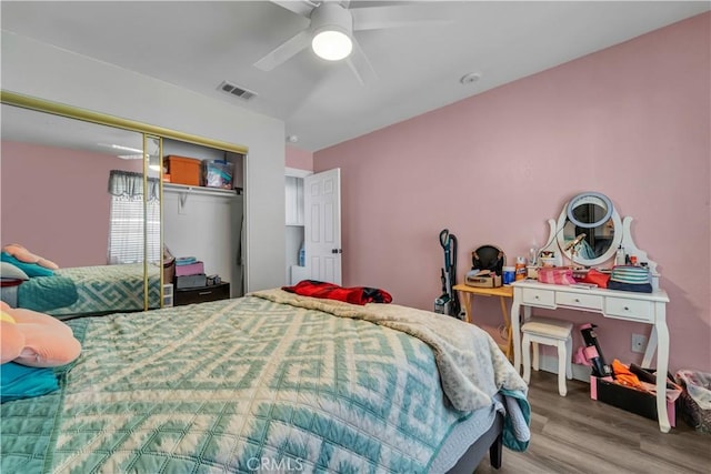 37025 96th St E, Littlerock, CA 93543 - bedroom featuring wood finished floors, visible vents, a ceiling fan, and a closet