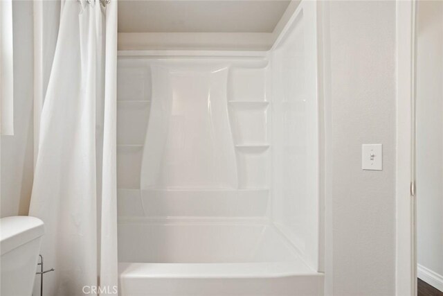 13139 Kiowa Dr, Moreno Valley, CA 92553 - full bath featuring toilet and shower / bath combination with curtain