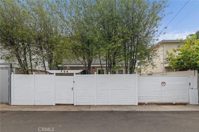 724 San Miguel Ave, Venice, CA 90291 - exterior space featuring a gate and fence
