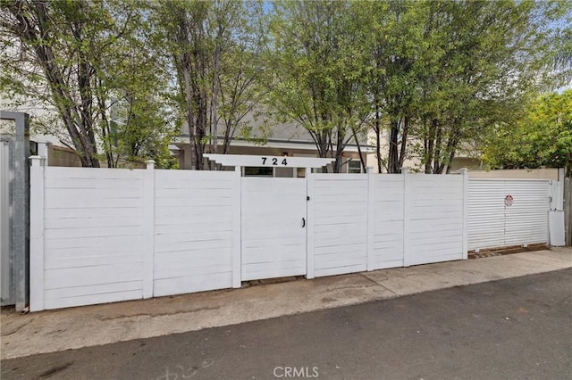 724 San Miguel Ave, Venice, CA 90291 - view of gate with fence