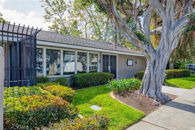 8482 Benjamin Dr Unit 10, Huntington Beach, CA 92647 - view of front facade featuring stucco siding and a front yard