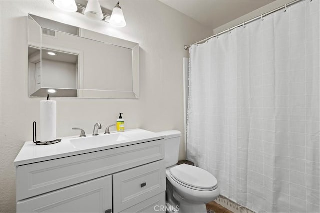 full bath with vanity, visible vents, toilet, and a shower with curtain