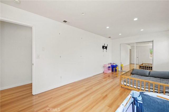 living area featuring baseboards, recessed lighting, wood finished floors, and visible vents