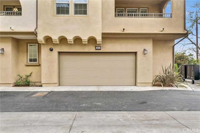 view of front facade featuring a garage and stucco siding