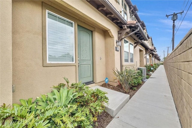 property entrance featuring stucco siding
