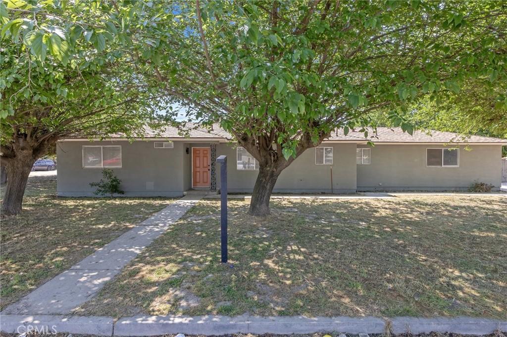 465 W Woods Ave, Tipton, CA 93272 - single story home with stucco siding