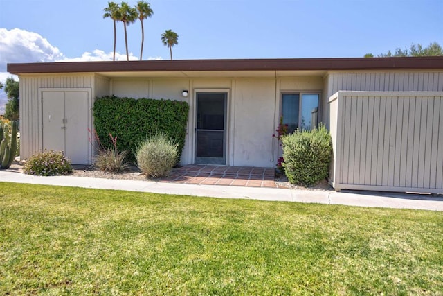 view of front of property with a front lawn