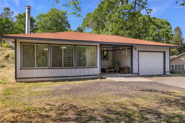 view of front of property with driveway