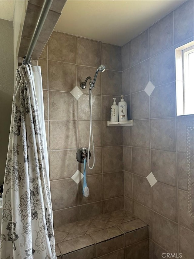 bathroom featuring tiled shower