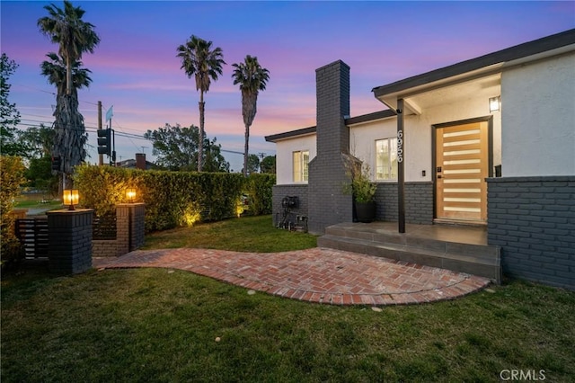 view of yard at dusk