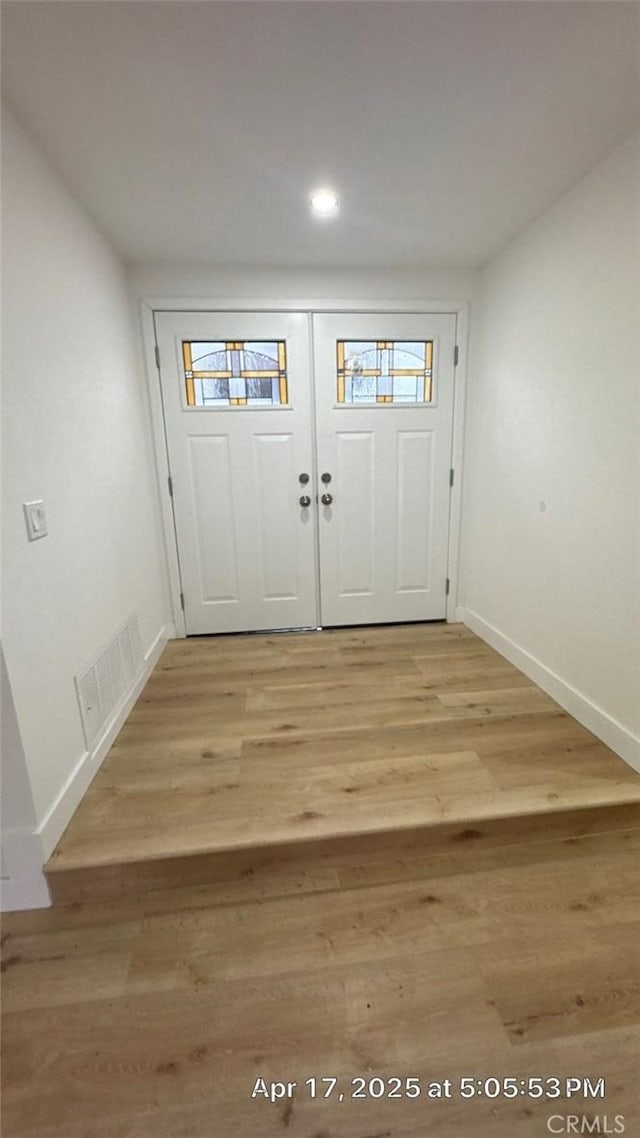 entryway featuring recessed lighting, baseboards, visible vents, and light wood finished floors