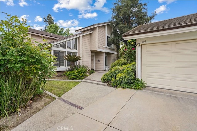 view of front facade featuring concrete driveway
