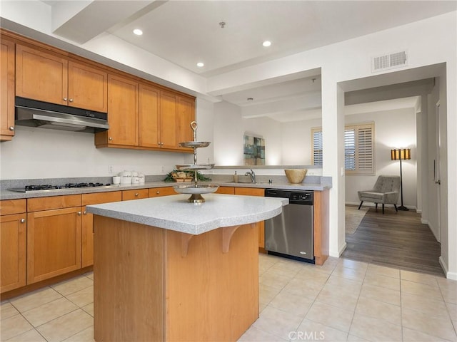 kitchen with visible vents, light tile patterned flooring, gas stovetop, under cabinet range hood, and dishwasher
