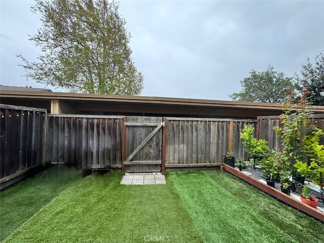 view of yard featuring a fenced backyard